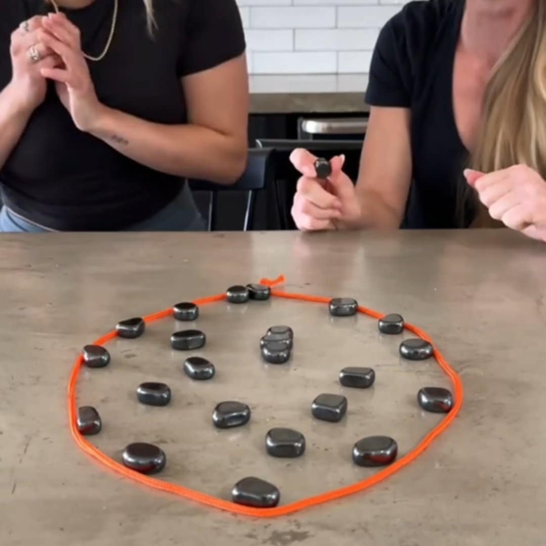 Read more about the article Kluster: A Magnetic Game of Strategy and Fun